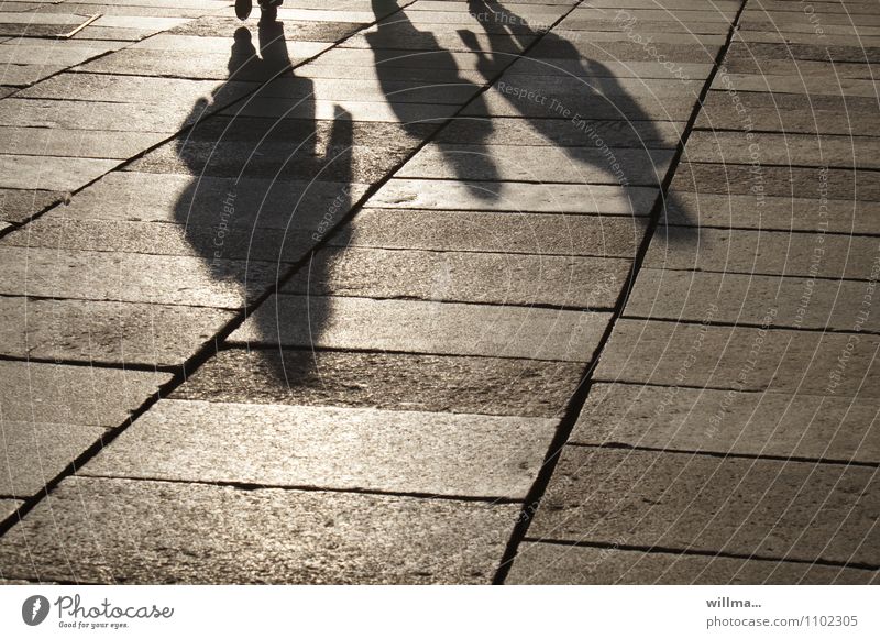 Schattenseiten Menschengruppe 3 Personen Familie Platz Sightseeing Stadtleben Spaziergang Wochenende Schattenspiel Bodenplatten Familienausflug Licht & Schatten