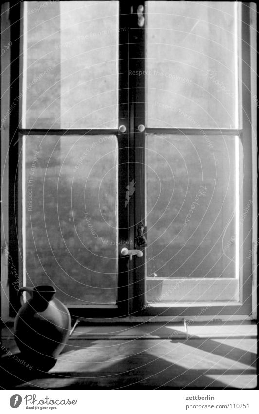 Fenster Fensterbrett Glasscheibe Hinterhof Mauer Brandmauer Vase Krug Tonkrug Blumenkasten perspektivlos Küche Wohnung Detailaufnahme Schwarzweißfoto