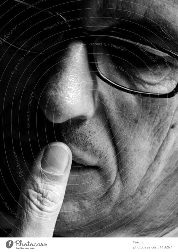 Daumen Mann Brille lesen Denken Gedanke 50 plus Porträt Konzentration Zeitschrift Gesicht nachdenken Falte junger Alter verträumt