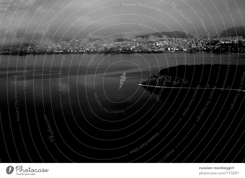 gricholisch Meer See Haus Nebel Wellen schwarz grau weiß Stadt Griechenland Europa Flüssigkeit Strand Herbst Trauer Verzweiflung Amerika Berge u. Gebirge bergig
