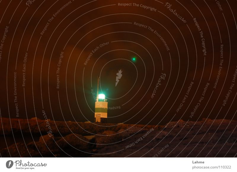 Steuerbord Leuchtfeuer Hafeneinfahrt IJmuiden Leuchtturm Mole Schifffahrt Wasserfahrzeug Segeln Nacht Wolken braun Licht Meer Nordsee Himmel