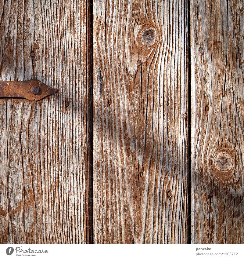 brettgeschichten Tür Zeichen ästhetisch authentisch nah trocken Holzwand verfallen Maserung Rost Türzarge Eisen braun verwaschen Farbfoto Gedeckte Farben