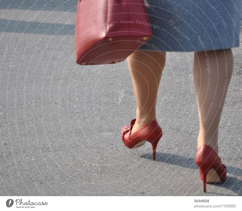 rote high Heels elegant Stil feminin Frau Erwachsene Beine 1 Mensch 30-45 Jahre Rock Schuhe Damenschuhe Erholung gehen dick dünn grau Freude Lebensfreude