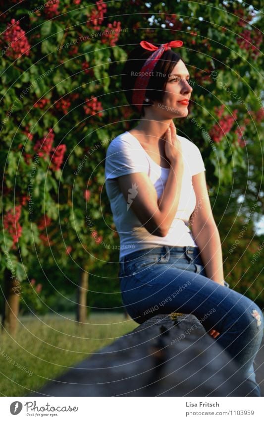 Sommerbrise feminin Jugendliche Erwachsene Leben 1 Mensch 18-30 Jahre T-Shirt Jeanshose Kopfband brünett atmen beobachten Blühend Denken Duft genießen Lächeln