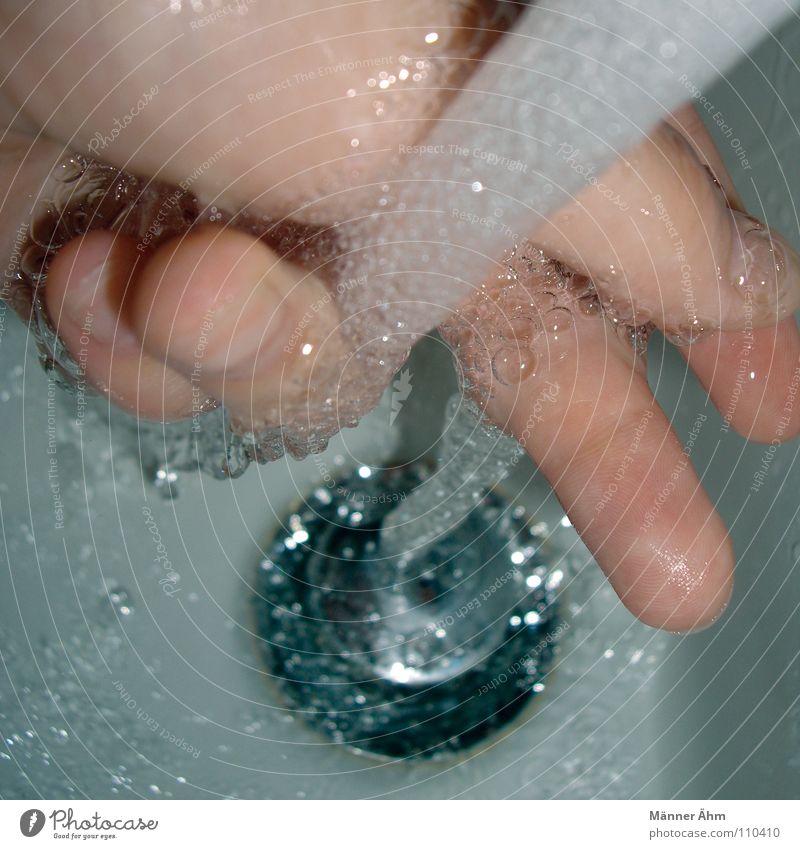Waschzwang 123 Bad Waschbecken Abfluss Reinigen Blubbern Bewegung frisch weiß Kalk Hände waschen Schifffahrt Wasser Waschen runterspülen blau silber