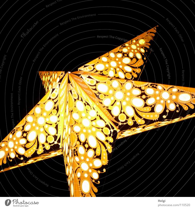 Stern als Dekoration vor schwarzem Hintergrund Muster gelb weiß Weihnachten & Advent hängen aufhängen strahlend Papier Licht Weihnachtsmarkt Fenster Winter