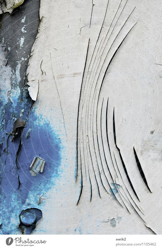 Falz Mauer Wand Metall alt kaputt trist trocken blau grau schwarz weiß Verfall Vergänglichkeit verlieren Zerstörung Linie Riss Farbe Zahn der Zeit bizarr