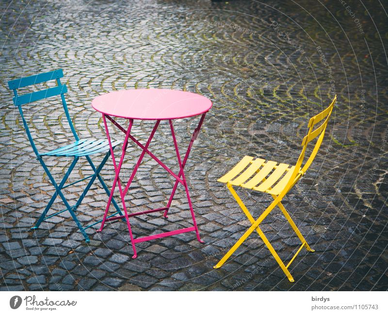 Bunte leere Stühle und Tische in einem Straßencafe. Lifestyle Stil Stuhl ausgehen Straßencafé warten ästhetisch Freundlichkeit frisch trendy positiv blau gelb