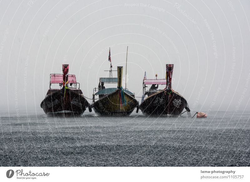 side by side schlechtes Wetter Regen Gewitter Meer See Koh Mook Thailand Asien Bootsfahrt Fischerboot Longtail Langboot Zusammenhalt Farbfoto Außenaufnahme
