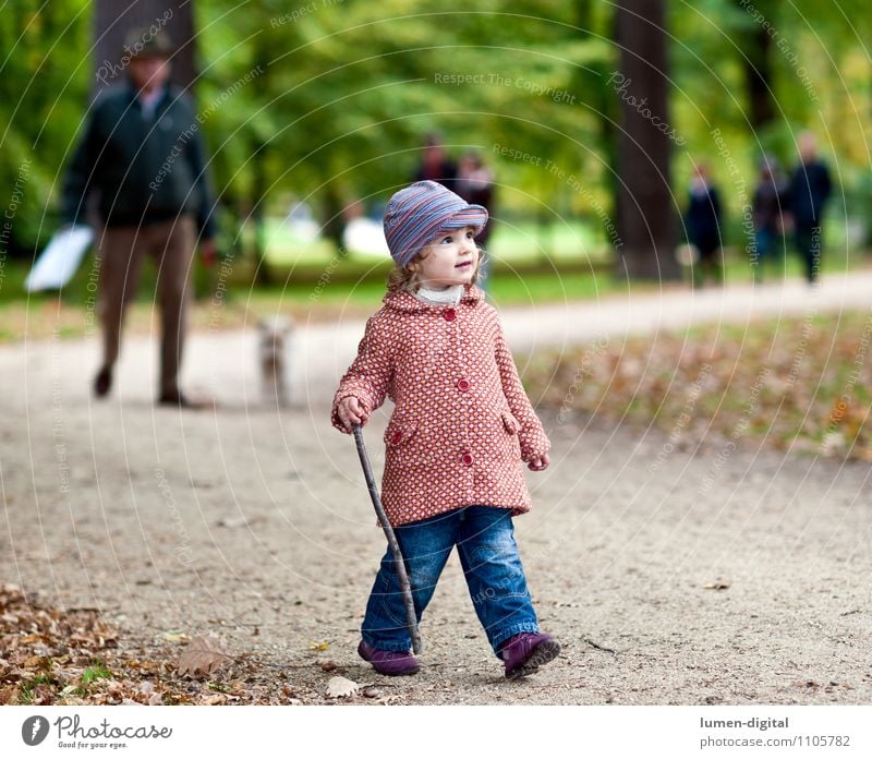 Kind geht im Park spazieren Freude wandern Mensch Mädchen 1 1-3 Jahre Kleinkind Natur Herbst Mantel Mütze gehen lachen Freundlichkeit klein Bewegung allein jung
