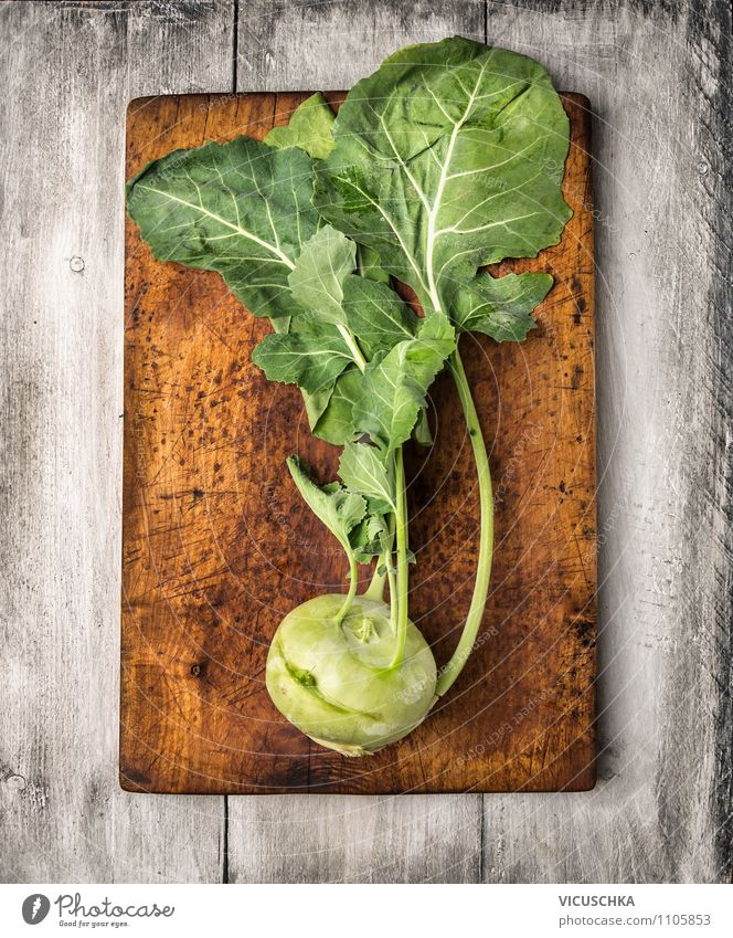 Kohlrabi mit Blätter auf altem Schneidebrett Lebensmittel Gemüse Ernährung Bioprodukte Vegetarische Ernährung Diät Stil Design Gesunde Ernährung Sommer Garten