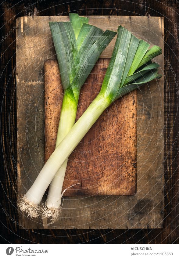 Frische Porree auf altem Holztisch Lebensmittel Gemüse Kräuter & Gewürze Ernährung Mittagessen Bioprodukte Vegetarische Ernährung Diät Stil Design