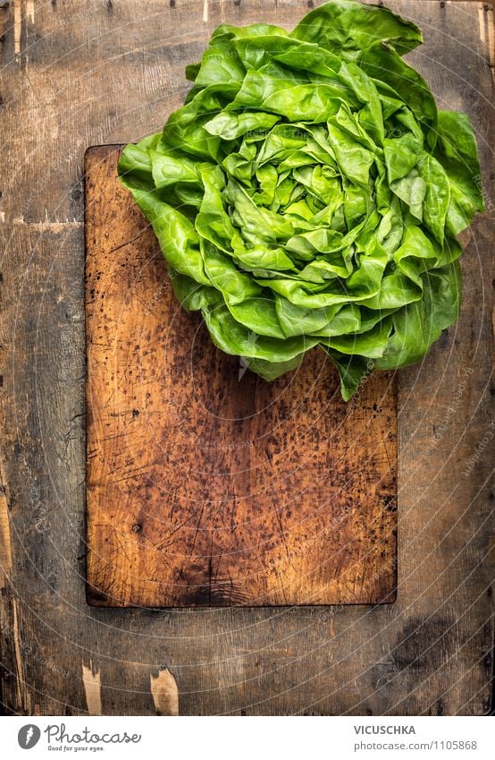 Frisches Kopfsalat auf altem Schneidebrett Lebensmittel Gemüse Salat Salatbeilage Ernährung Mittagessen Bioprodukte Vegetarische Ernährung Diät Lifestyle Stil