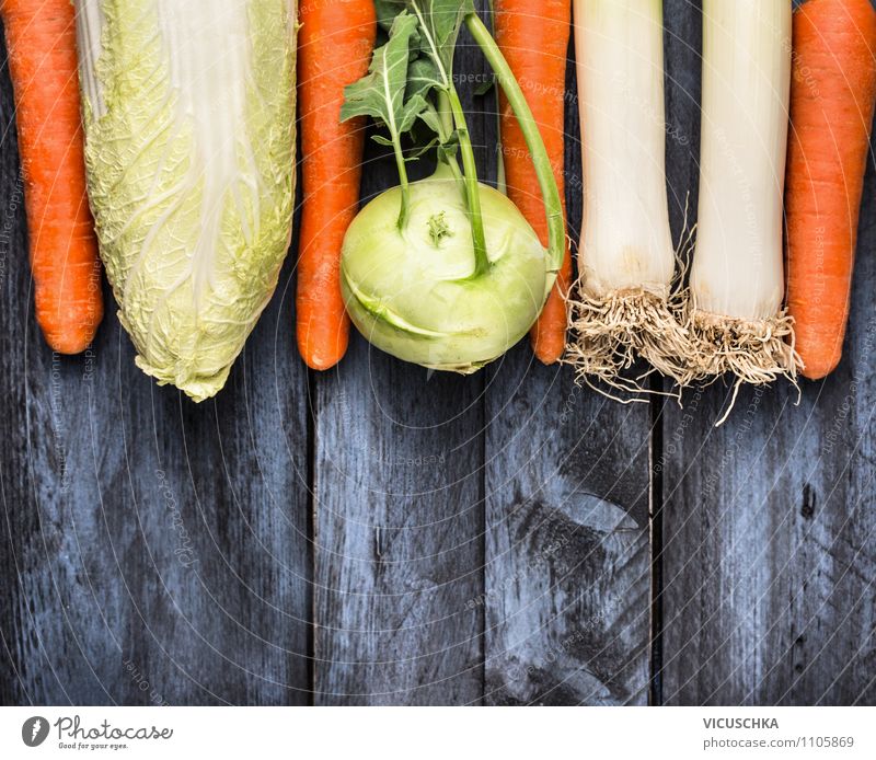Gemüse auf blauem Holztisch Lebensmittel Ernährung Mittagessen Bioprodukte Vegetarische Ernährung Diät Stil Design Gesunde Ernährung Garten Hintergrundbild
