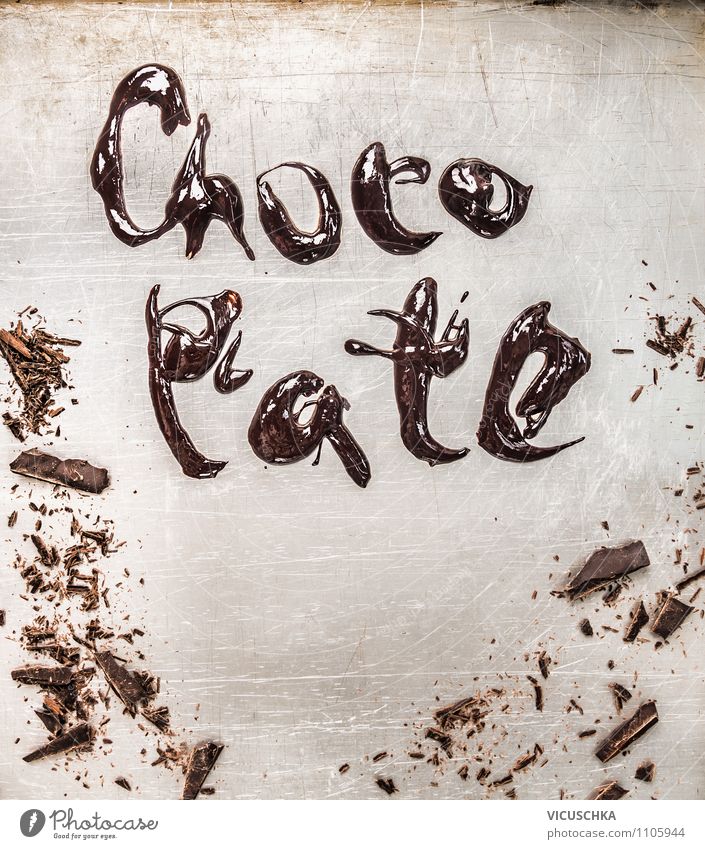 Aufschrift Chocolate mit schmelzender Schokolade Lebensmittel Dessert Süßwaren Ernährung Stil Design Küche Hintergrundbild liquide Text Schokoraspel schön