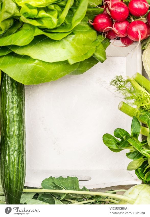 Sommer Gemüse für Salat auf weißem Holztisch Lebensmittel Salatbeilage Kräuter & Gewürze Ernährung Mittagessen Bioprodukte Vegetarische Ernährung Diät Stil