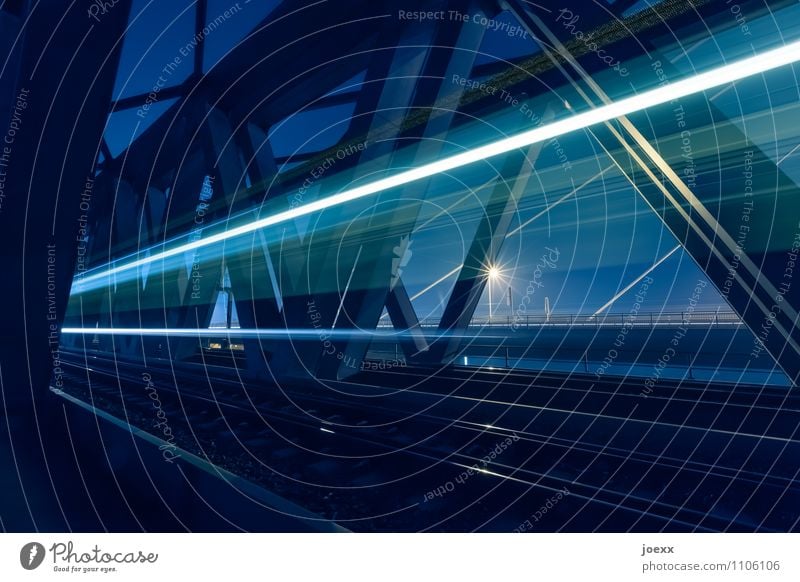 Lichtgeschwindigkeit Brücke Schienenverkehr Gleise rennen Geschwindigkeit blau schwarz weiß Fortschritt Ferien & Urlaub & Reisen Farbfoto Außenaufnahme Nacht