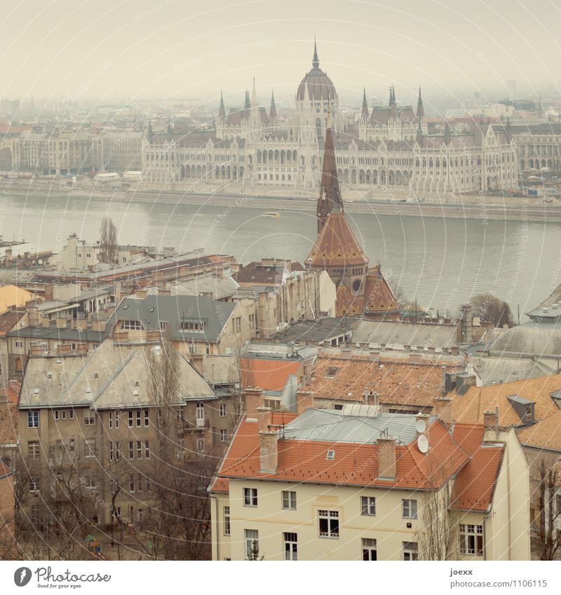 Budapest Tourismus Städtereise Ungarn Hauptstadt Haus Palast Sehenswürdigkeit Parlament alt historisch schön braun rot Romantik Stadt Wandel & Veränderung