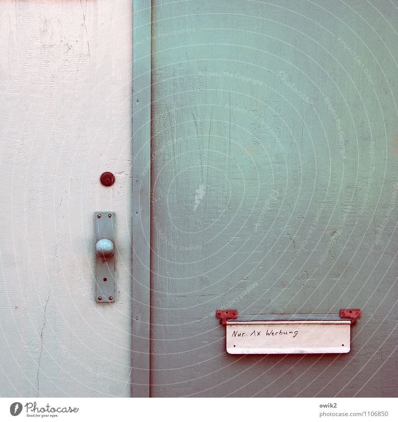 Genügsam leben Tür Türknauf Briefkasten Schriftzeichen eckig einfach sparsam übersichtlich glänzend türkis Türschloss Hintergrundbild Farbfoto Außenaufnahme