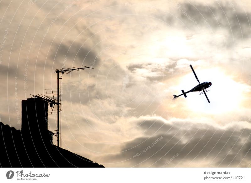 Extreme Schräglage Hubschrauber Dach Radio Antenne Wolken rosa grau schwarz Gegenlicht Silhouette blenden Flugzeug Insekt steigen Fluggerät Libelle Armee