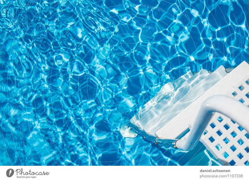 Quereinstieg Ferien & Urlaub & Reisen Sommer Sommerurlaub Sonne Sonnenbad Häusliches Leben Wohnung Wasser Schwimmbad blau weiß Farbfoto Menschenleer