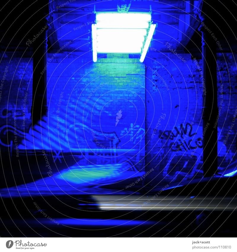 Blau machen im Tunnel Wand Graffiti Streifen Bewegung Coolness einzigartig modern Geschwindigkeit blau Stimmung Einigkeit Kunst Surrealismus Lichtinstallation