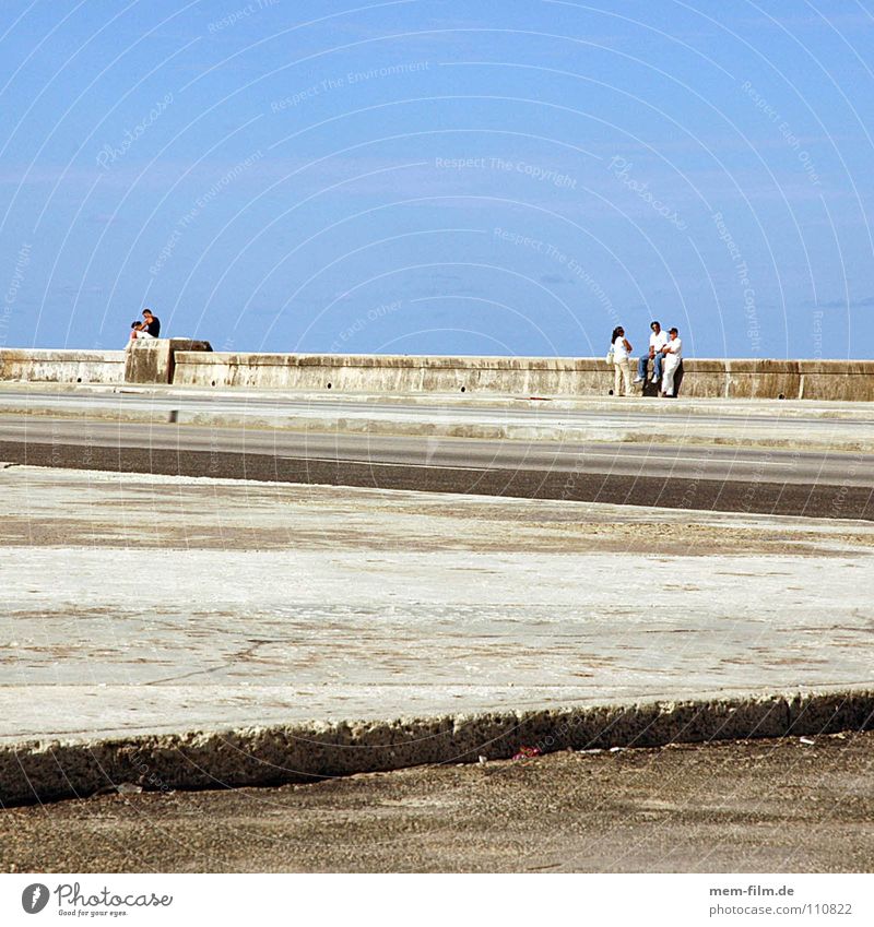 malecon Treffpunkt Freizeit & Hobby trist Spielen Mauer Beton Promenade Kuba El Malecón Wahrzeichen Ausgelassenheit Geige Kommunismus Havanna Mole Denkmal