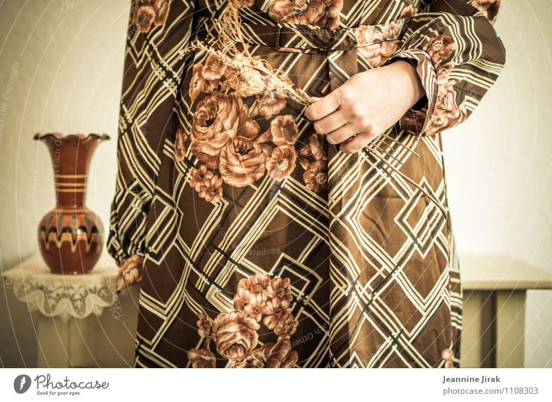 Interieur Mensch feminin Frau Erwachsene Arme Hand 1 18-30 Jahre Jugendliche 30-45 Jahre Trockenblume Mode Kleid Stoff Blumenstrauß Blumenvase festhalten stehen