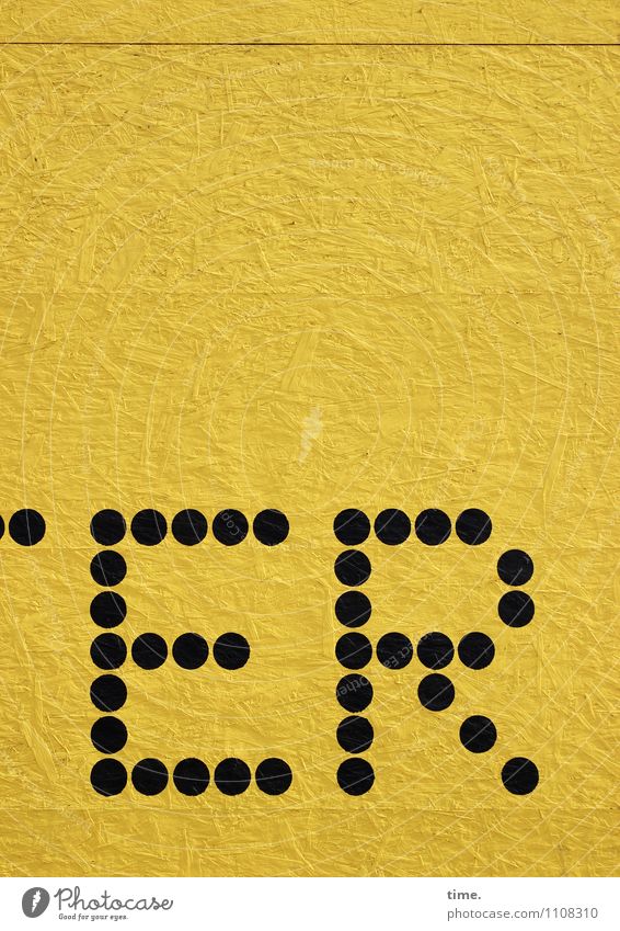 !Trash! 2015 | punktierte Type Mauer Wand Holz Schriftzeichen Punkt trocken Stadt gelb schwarz Konzentration Kunst Rätsel skurril Irritation Farbfoto