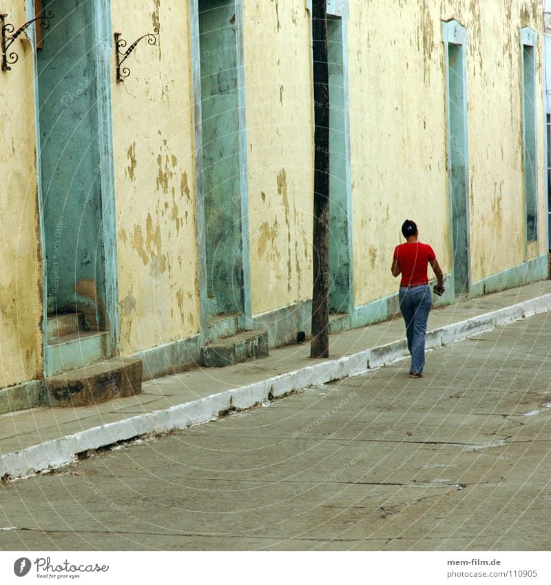 walking in havana Havanna Kuba Kubaner rot Spaziergang Frau Südamerika Verkehr Straße Cuban herumtrödeln drehen schlendern spazieren gehen Jeanshose