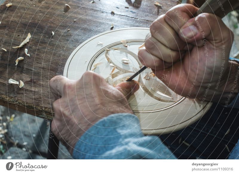 Hände des Holzschnitzers machen Holzschale Dekoration & Verzierung Arbeit & Erwerbstätigkeit Handwerk Werkzeug Mensch Mann Erwachsene Kunst alt Tradition