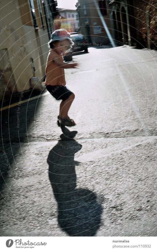 Schattenspiel Kind hüpfen springen Spielen kindlich Gasse Spielstraße Verkehrswege Freude Mädchen 3 Jahre eigener Schatten Bewegung selber Natur frei