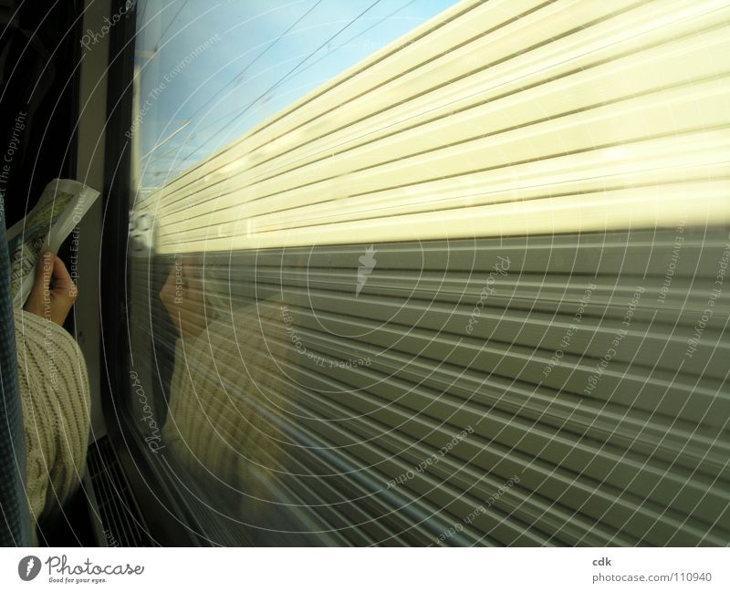 Im Zug | unterwegs |am Fenster sitzen | innen & aussen. Eisenbahn Schnellzug Geschwindigkeit Verkehrsmittel Zeit überbrücken Gleise fahren lesen informieren