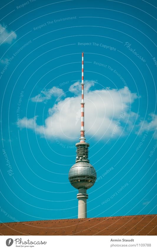 Berliner Fernsehturm hinter Dach Ferien & Urlaub & Reisen Sightseeing Technik & Technologie Himmel Sommer Schönes Wetter Berlin-Mitte Stadt Skyline Haus Turm