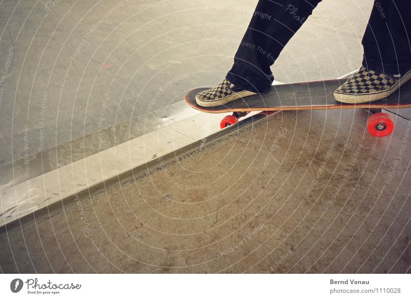frontside-boardslide Sport Skateboard Skateboarding Skateplatz Trick Jump Extremsport Halfpipe Mensch Fuß 1 braun grau rot schwarz weiß Sliden kariert Neigung