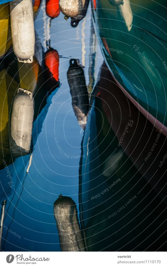 dazwischen Umwelt Natur Urelemente Wasser Schifffahrt Fischerboot Jacht Segelboot Segelschiff blau grün rot Ferien & Urlaub & Reisen See Fender Farbfoto