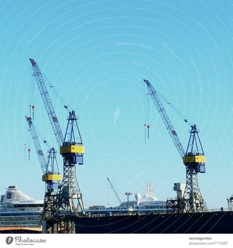 die drei vom dock II Dock Wasserfahrzeug Stadt strahlend Kran Arbeit & Erwerbstätigkeit Arbeiter Physik Herbst Wellen Stahl Panorama (Aussicht) Maschine