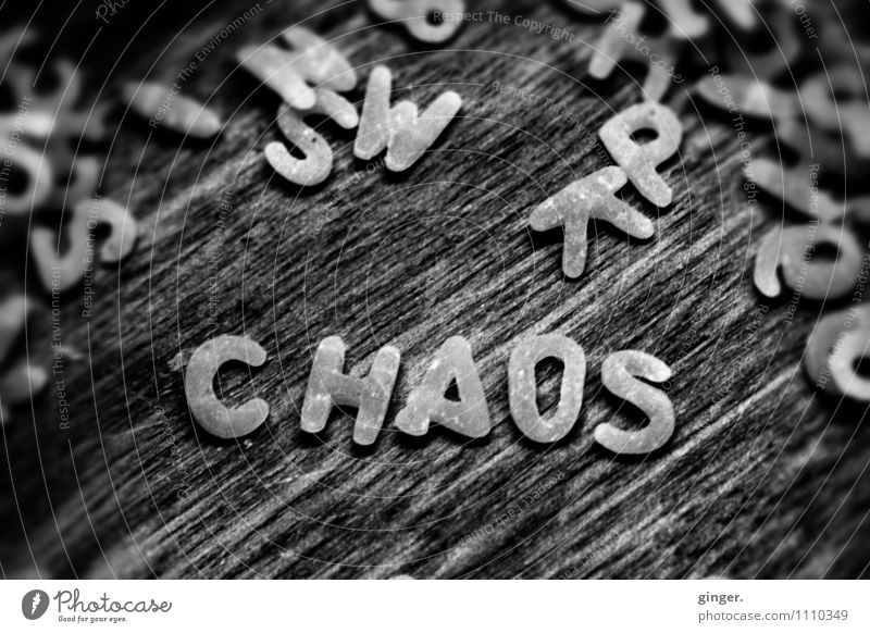 CHAOS Zeichen chaotisch Nudeln Buchstaben Ziffern & Zahlen durcheinander Wort liegen schreiben Holz Suppennudeln klein hingelegt Makroaufnahme roh lesen