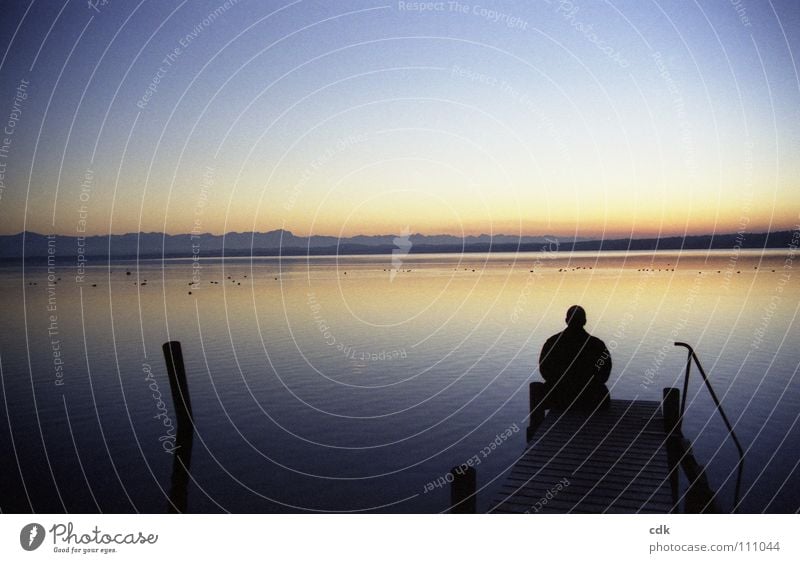 Stille am See bei Sonnenuntergang Licht Steg Mann ruhig Gelassenheit Zufriedenheit Meditation Erholung Pause atmen Luft frisch kalt Einsamkeit Verbundenheit