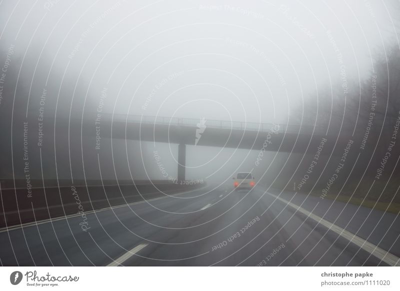 Autobahn im Nebel Ausflug Herbst schlechtes Wetter Regen Verkehr Verkehrsmittel Verkehrswege Güterverkehr & Logistik Straßenverkehr Autofahren Fahrzeug PKW