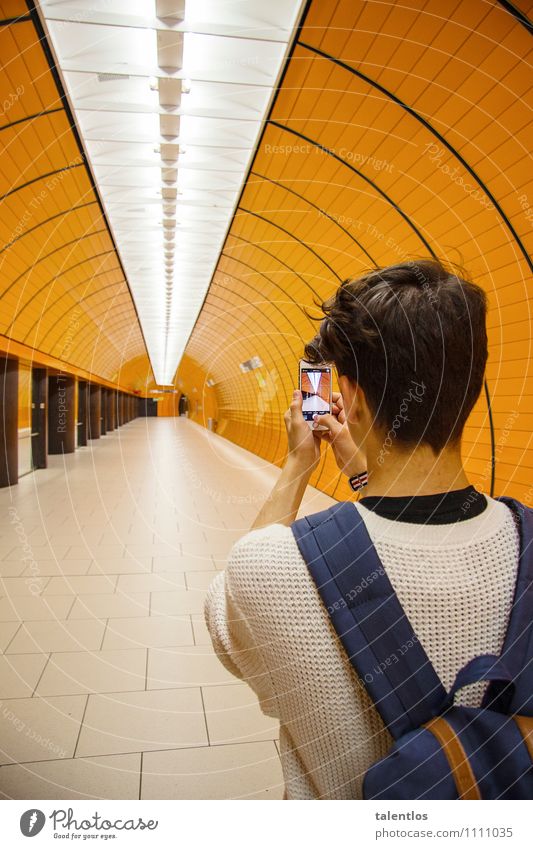 Snapshot Lifestyle Tourismus Sightseeing Städtereise Handy PDA Fotokamera Junger Mann Jugendliche 18-30 Jahre Erwachsene Künstler Neue Medien München