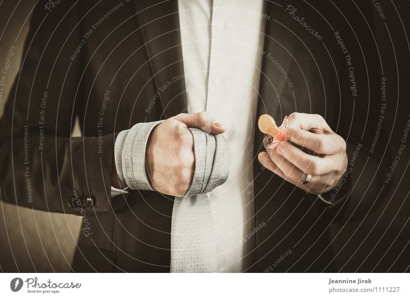 Dilemma der Männer Kindererziehung Karriere Mensch maskulin Mann Erwachsene Hand Finger 1 30-45 Jahre Hemd Anzug Jacke Accessoire Ring Schnuller Krawatte