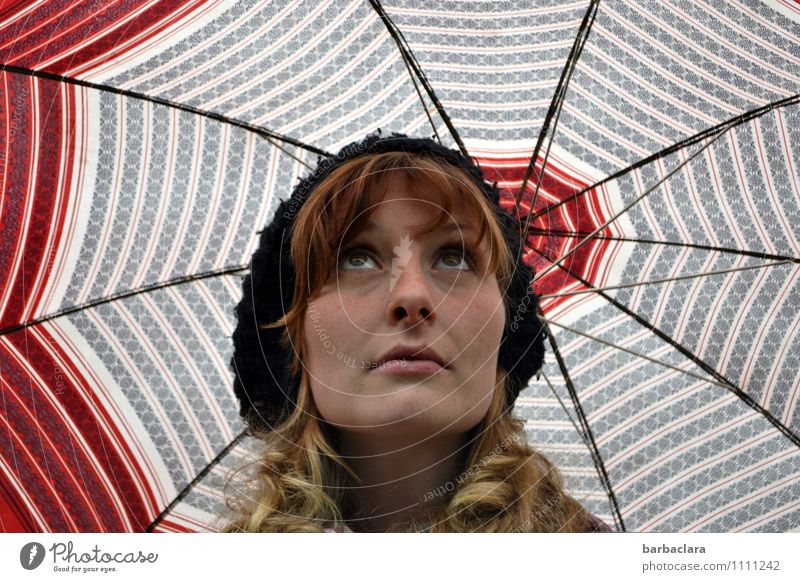Aprilwetter Mensch feminin Frau Erwachsene Kopf 1 18-30 Jahre Jugendliche Wetter Regen Regenschirm Mütze blond langhaarig Locken Blick Gefühle Zufriedenheit