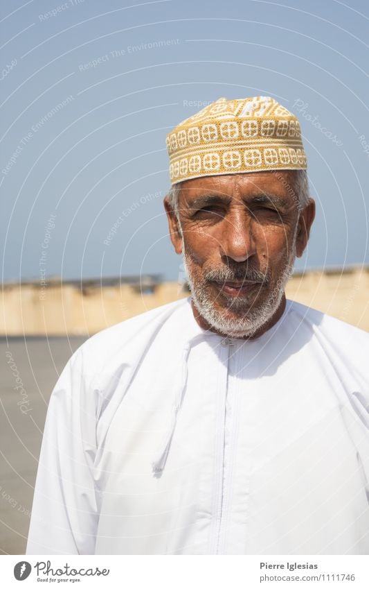 Araber im Oman Mensch maskulin Mann Erwachsene Männlicher Senior Vater Großvater Leben 1 45-60 Jahre 60 und älter Erde Sand Sommer Dorf Fischerdorf Bekleidung