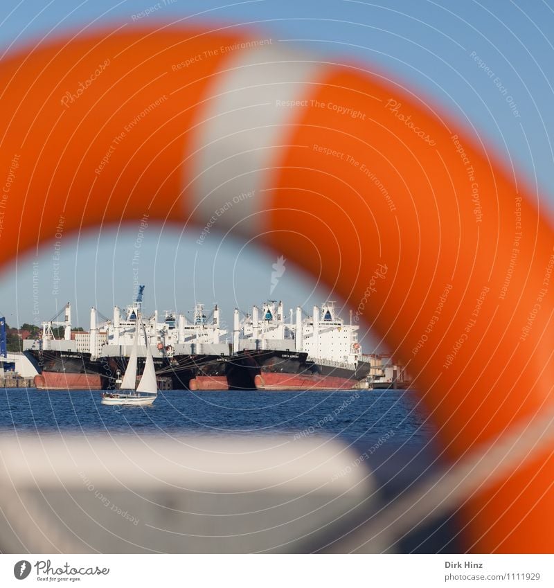 Rettung in Sicht Schönes Wetter Wellen Ostsee Meer warten blau orange Problemlösung Sicherheit Versicherung Vertrauen Rettungsring Rettungsgeräte Schifffahrt