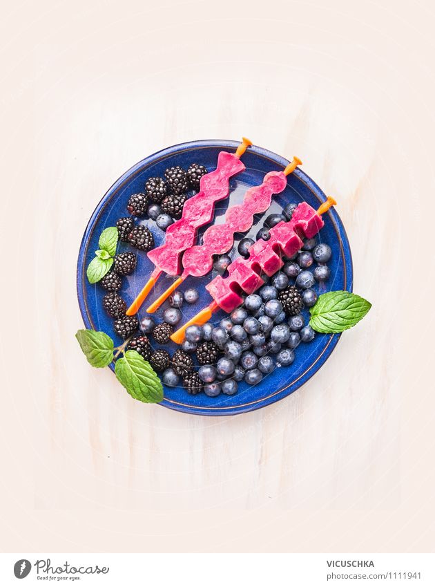 Fruchtsafteis am Stiel in blauer Teller mit Beeren Lebensmittel Dessert Ernährung Bioprodukte Vegetarische Ernährung Diät Saft Stil Design Gesunde Ernährung
