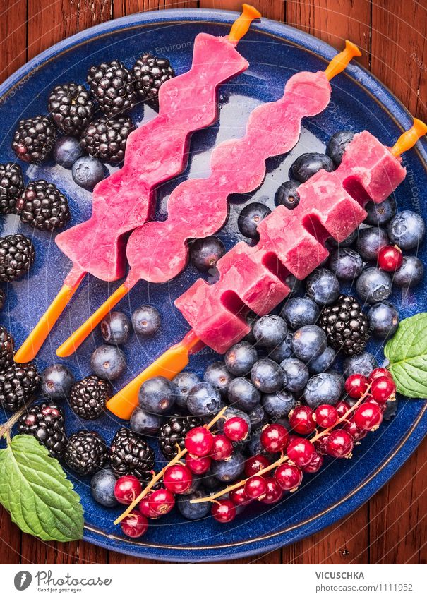 Sommer Beeren Eis in blauer Teller Lebensmittel Frucht Dessert Ernährung Bioprodukte Vegetarische Ernährung Diät Stil Design Gesunde Ernährung Garten Tisch