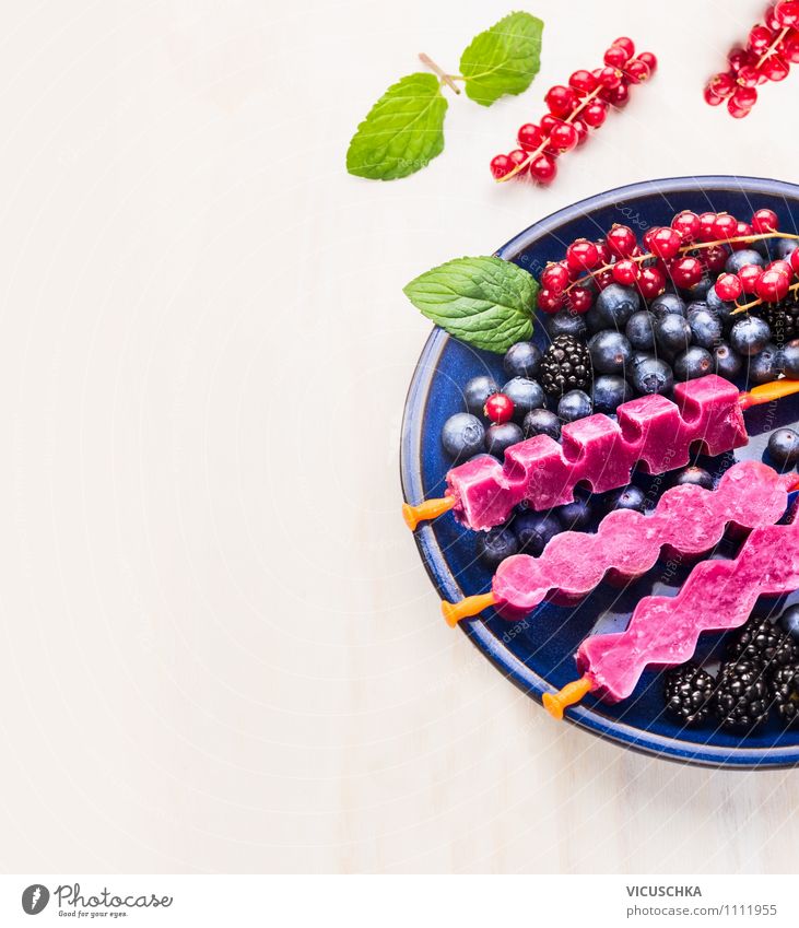 Obst Eiscreme am Stiel in blauem Teller Dessert Süßwaren Stil Design Gesunde Ernährung Leben Sommer Garten Tisch Küche Coolness weich Hintergrundbild Lollipop