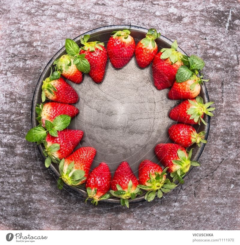 Frische Erdbeeren auf der Teller Lebensmittel Frucht Dessert Ernährung Frühstück Bioprodukte Vegetarische Ernährung Diät Schalen & Schüsseln Stil Design