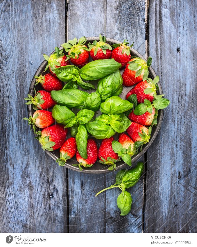 Erdbeeren und Basilikum auf blauem Holztisch Lebensmittel Frucht Dessert Kräuter & Gewürze Ernährung Frühstück Bioprodukte Vegetarische Ernährung Diät Teller